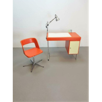 Italiaans vintage design bureau met stoel en bureaulamp